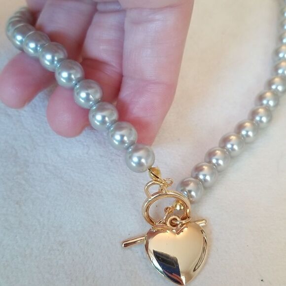 Pearl necklace and bracelet gray with gold heart pendant - Picture 7 of 9
